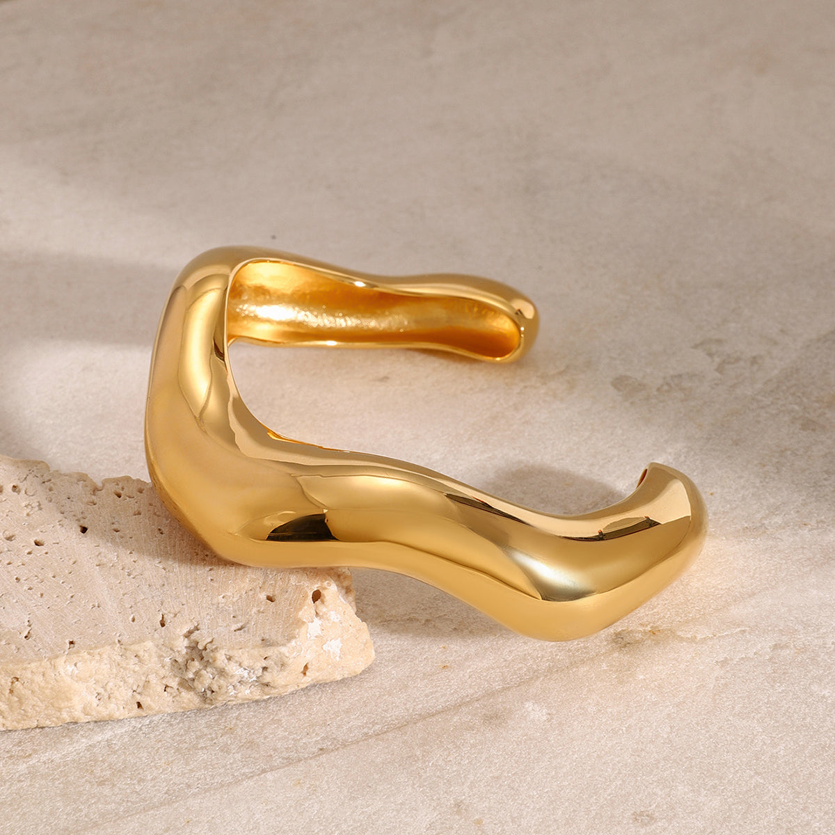 Ovales, auffälliges Armband, vergoldet