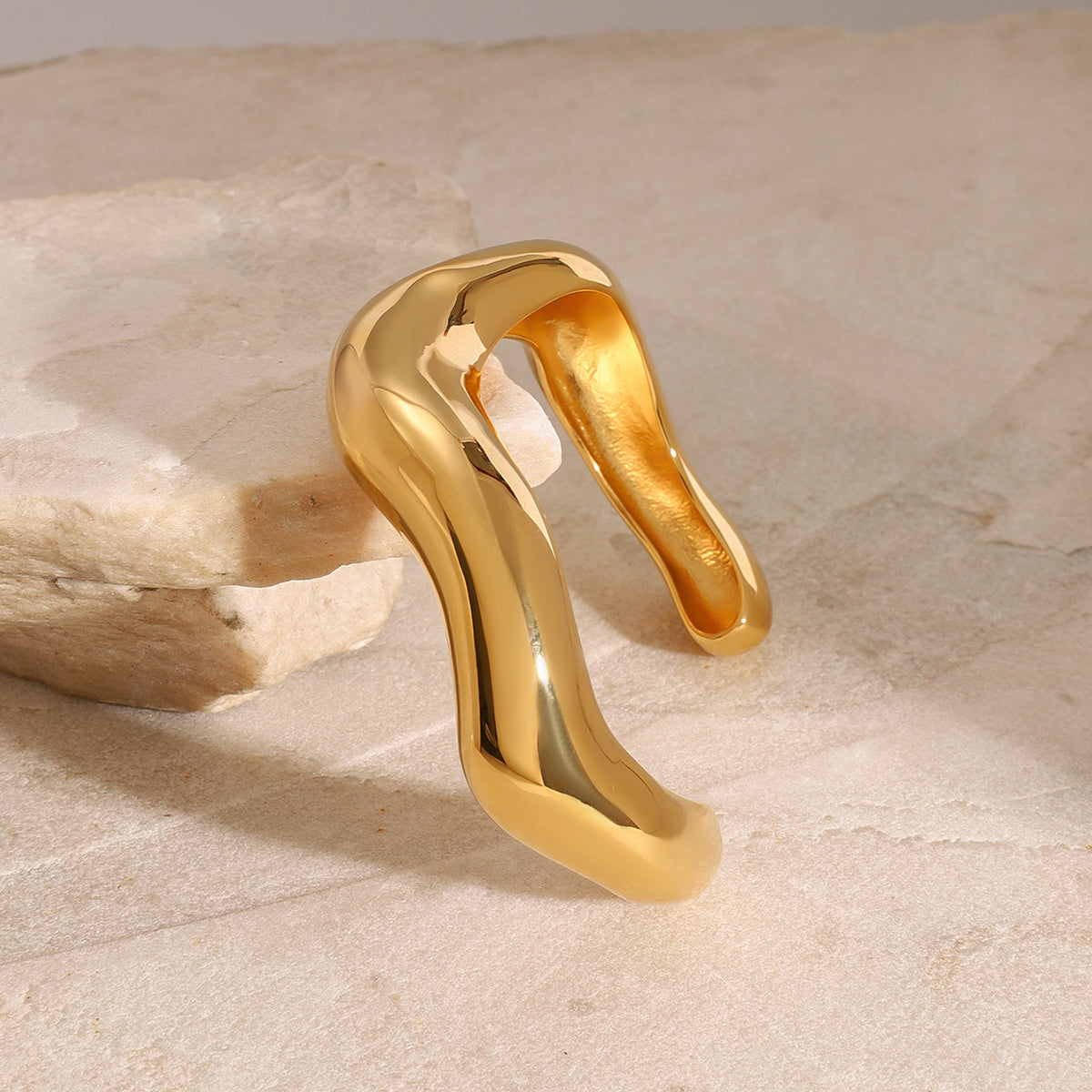 Ovales, auffälliges Armband, vergoldet